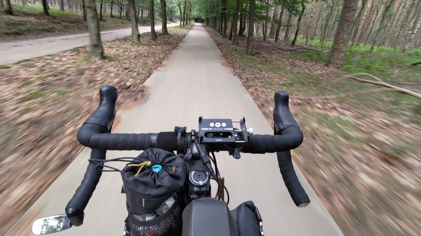 Vue depuis le cycliste à vélo, on voir le cintre et une magnifique piste cyclable en forêt