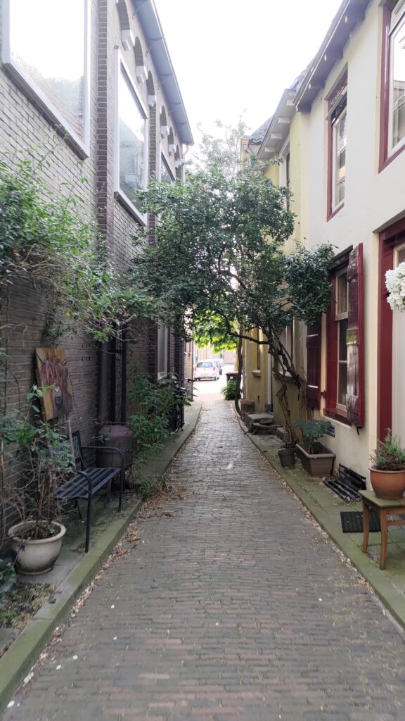 Petite ruelle étroite pavée
