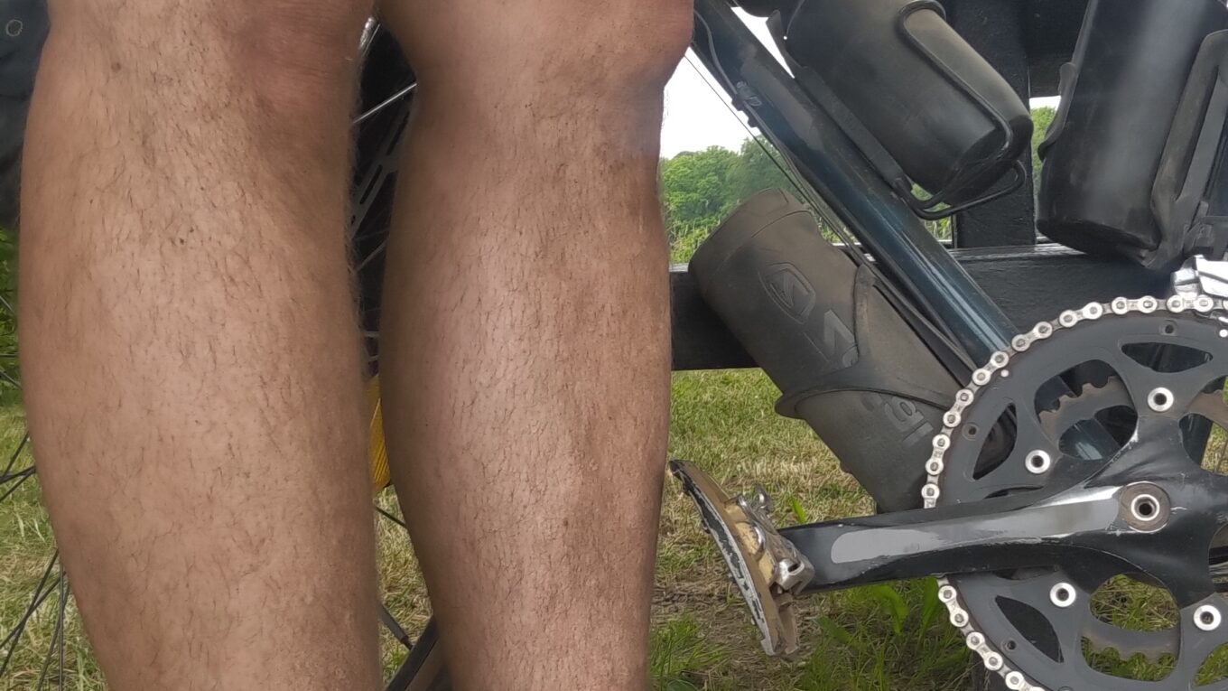 Jambes de cyclistes très sales zt vélo très poussiéreux