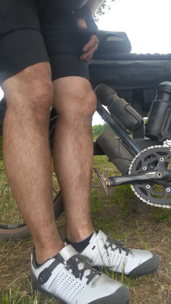 Jambes de cyclistes très sales zt vélo très poussiéreux