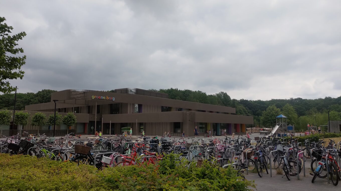 Une école maternelle avec un immense parking vélo