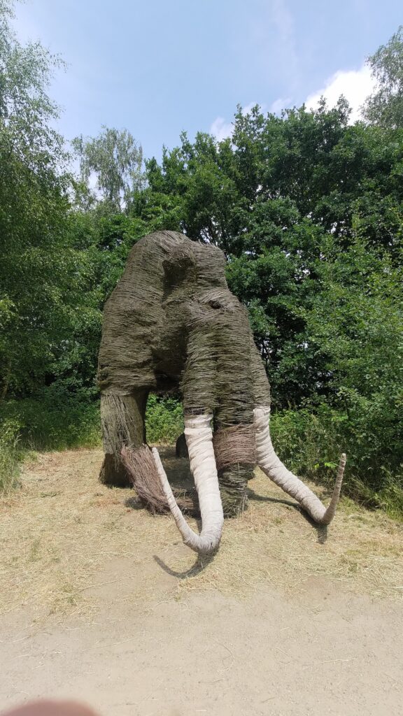 Une sculpture de mamouth en paille brune