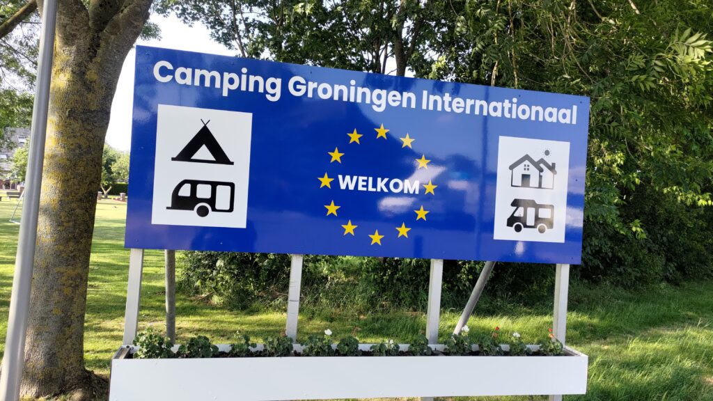 Panneau d'entrée du Camping Groningen International