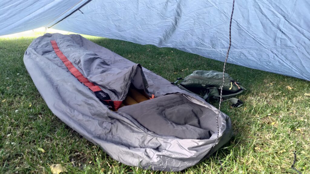 Sous une toile (tarp) un bivy et un oreiller gonflable