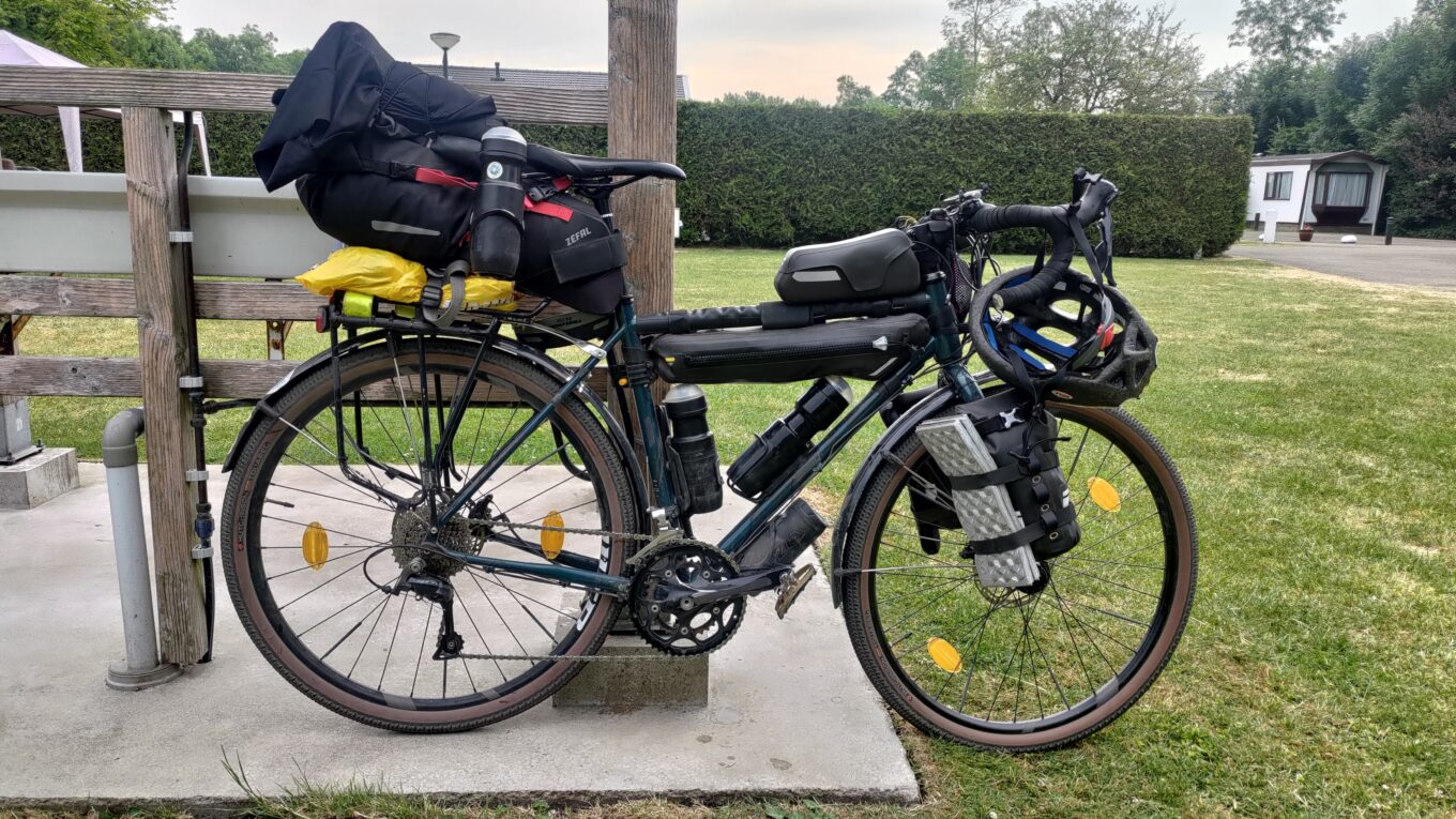 Velo bikepacking posé le long d'un lavabo dans un camping