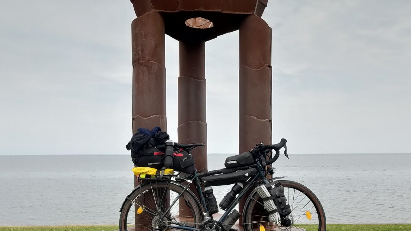 Monument formé de 3 piliers surmontes d'une couronne, un vélo posé devant