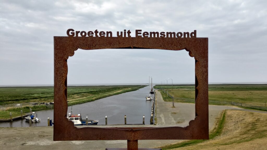 Paysage. Un cadre métallique dans le décors permet de prendre une photo avec ce cadre et le texte "Groeten uit Eemsmond"