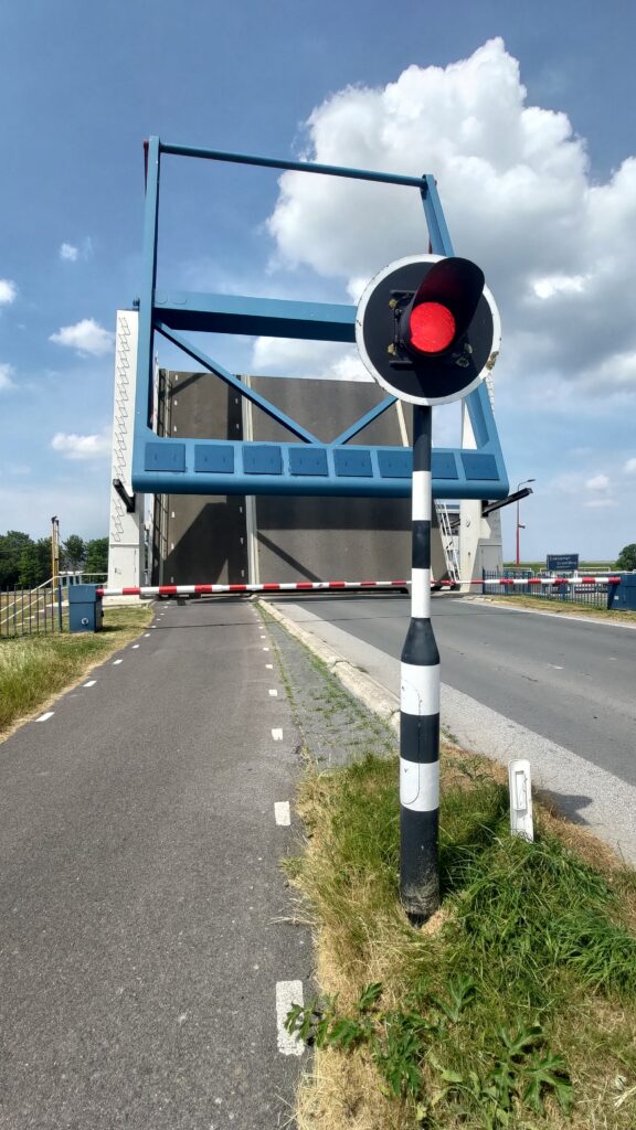 Un pont levant levé et un feu rouge