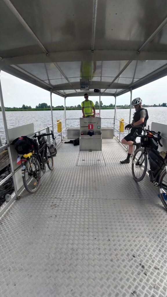 Petit ferry pour piétons et cyclistes, deux cyclistes à bord