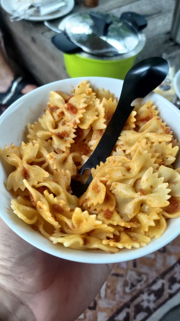 Bol de pâtes sauce tomate et une cuillère-fourchette dedans