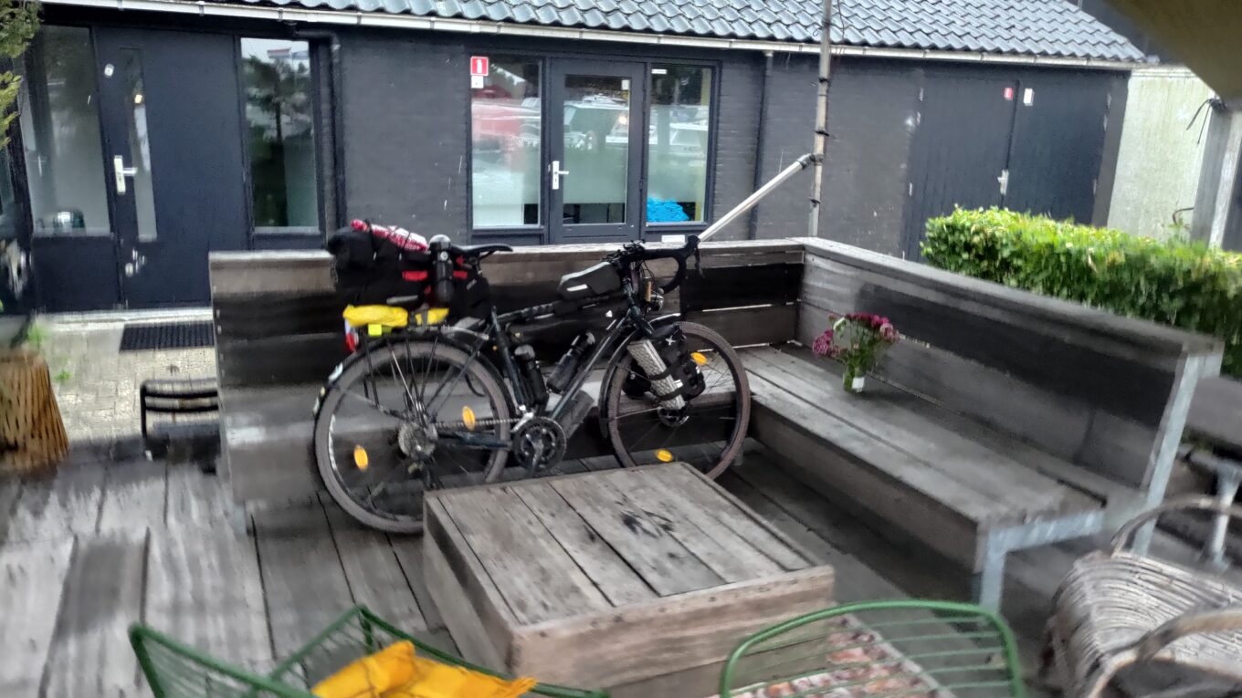 Un vélo posé sur des meubles de plein air