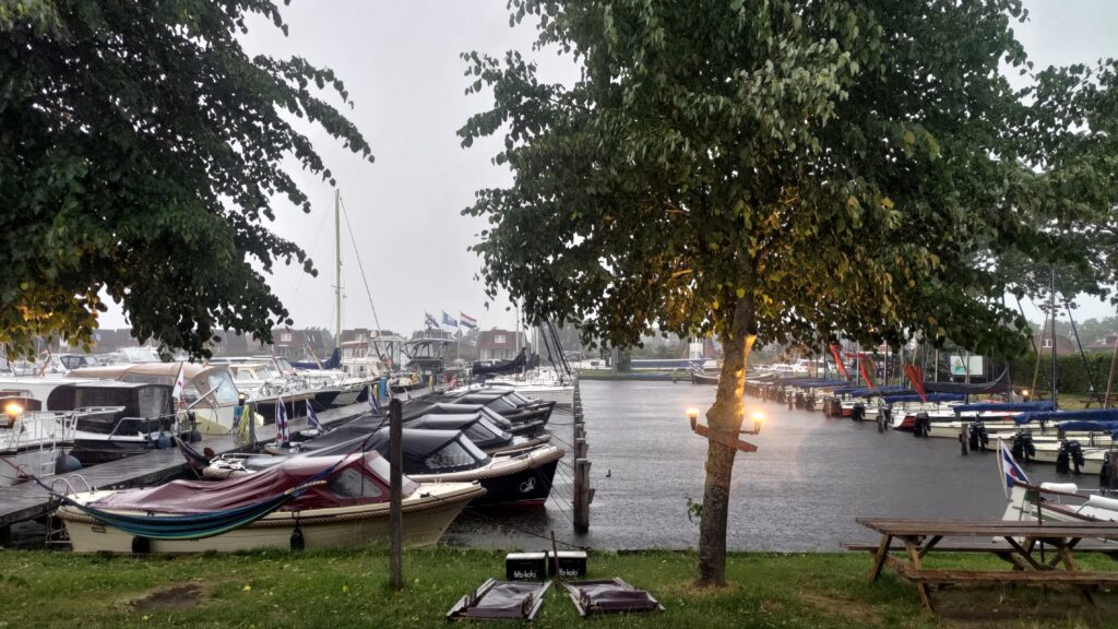 Port de plaisance et plusieurs bateaux visibles