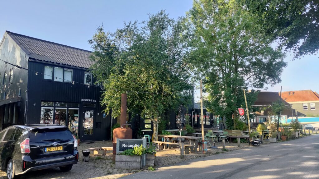 Bâtiment d'accueil du camping, bar