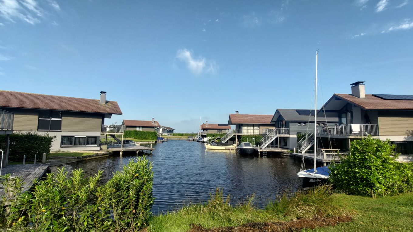 Maisons au bord dd l'eau, chacune a un emplacement pour un bateau
