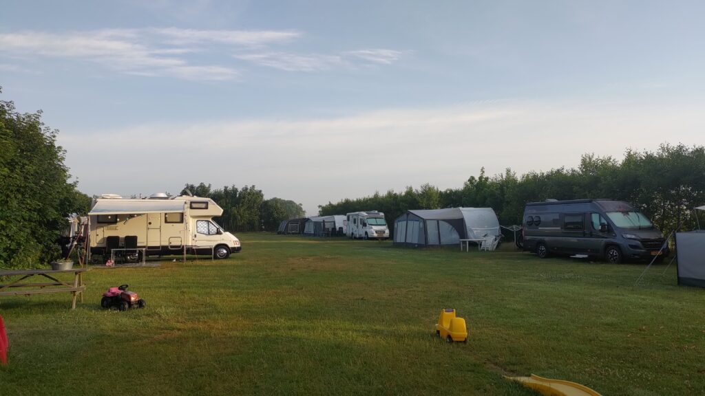 Caravanes et camping cars dans u' camping très vert