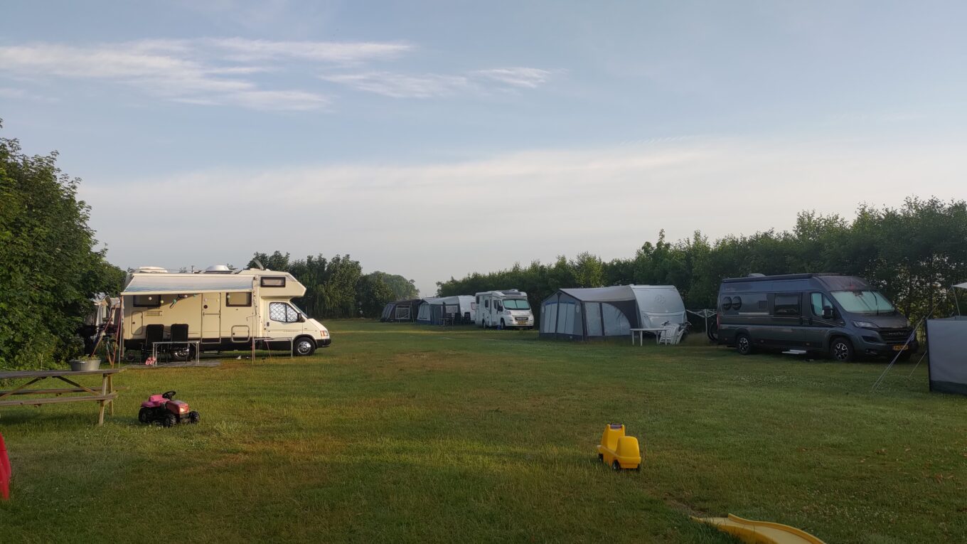Caravanes et camping cars dans u' camping très vert