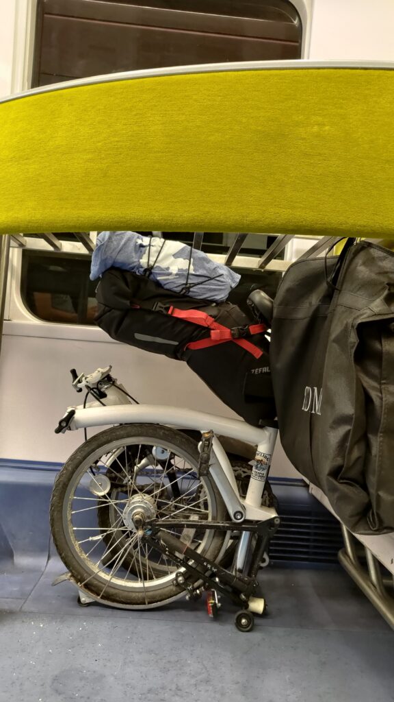 Velo pliant dans l'espace bagages du RER B