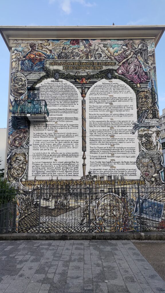 Peinture murale recouvrant la totalité d'un pignon d'immeuble de 4 ou 5 étages représentant la déclaration universelle des droits de l'homme et du citoyen de 1789