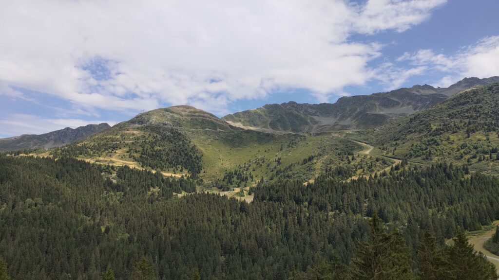 Vue de la montagne l'été, les Alpes, les 7 Laux