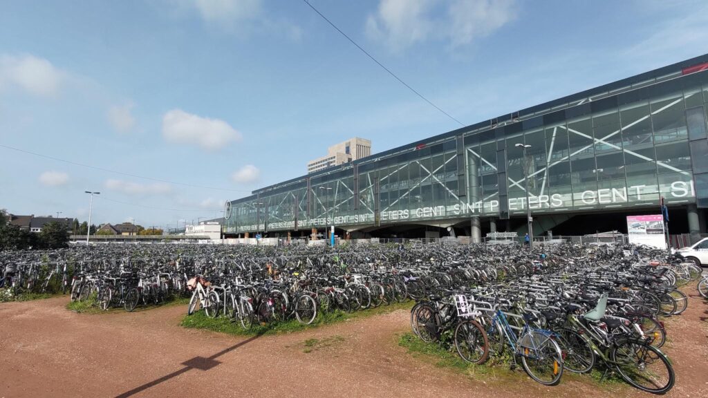Immense parking vélos (des centaines) tous alignés sur pleins de rangés, devant la gare Sint Peters Gent