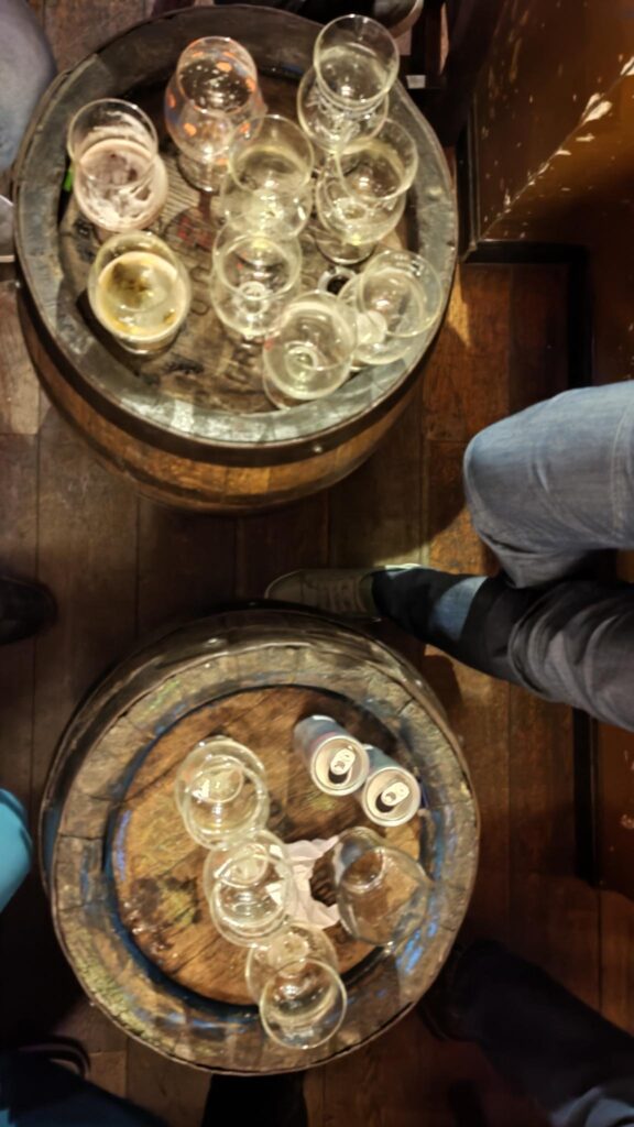 Vue du dessus de deux tonneaux recouverts de verres à bière vides
