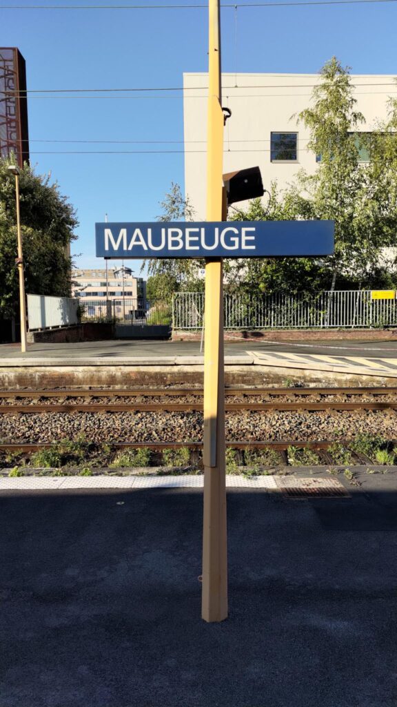 Panneau de quai SNCF de la gare de Maubeuge