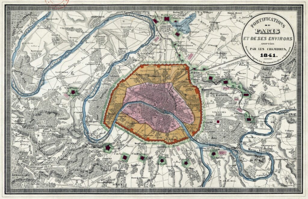 Carte sous forme de dessin le l'Ile de France datant de 1841. Elle représente en son centre Paris traversé par la Seine, les enceintes de Tiers et plus petit le mur des fermiers généraux. Autour de Paris, 16 forts sont mis en évidence sur le plan. source de l'image : https://commons.wikimedia.org/wiki/File:Fortifications_Paris_et_environs_1841.jpg