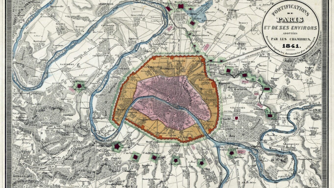 Carte sous forme de dessin le l'Ile de France datant de 1841. Elle représente en son centre Paris traversé par la Seine, les enceintes de Tiers et plus petit le mur des fermiers généraux. Autour de Paris, 16 forts sont mis en évidence sur le plan. source de l'image : https://commons.wikimedia.org/wiki/File:Fortifications_Paris_et_environs_1841.jpg