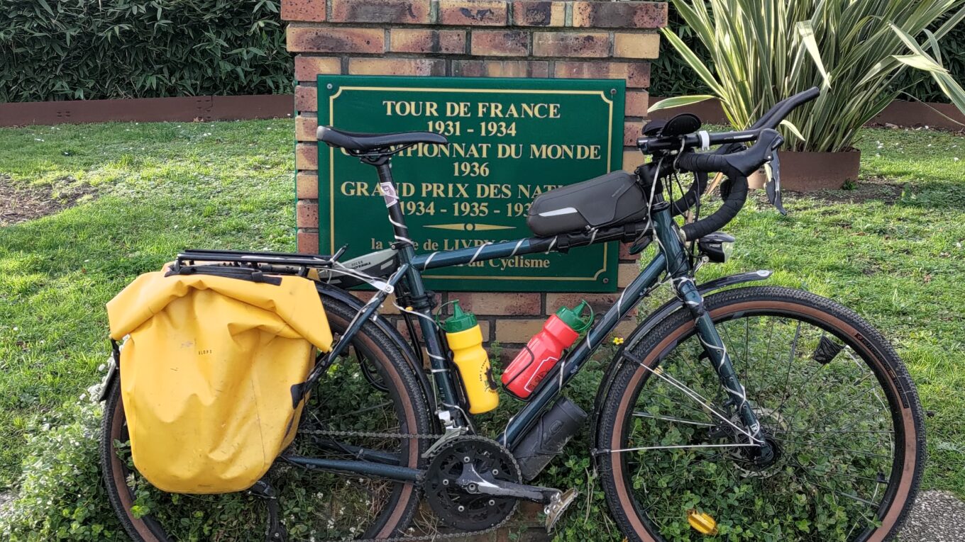 Un vélo posé devant une stelle en hommage à Antonin Magne