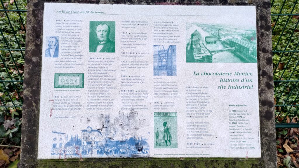 Panneau d'explication de l'histoire de l'usine Menier de Noisiel.