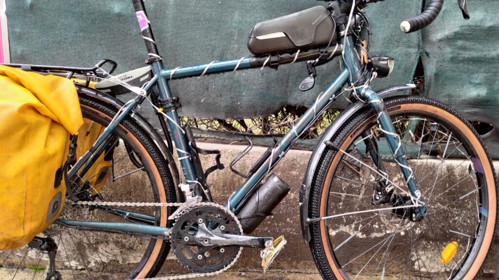 Vélo tout mouillé qui vient d'être lavé