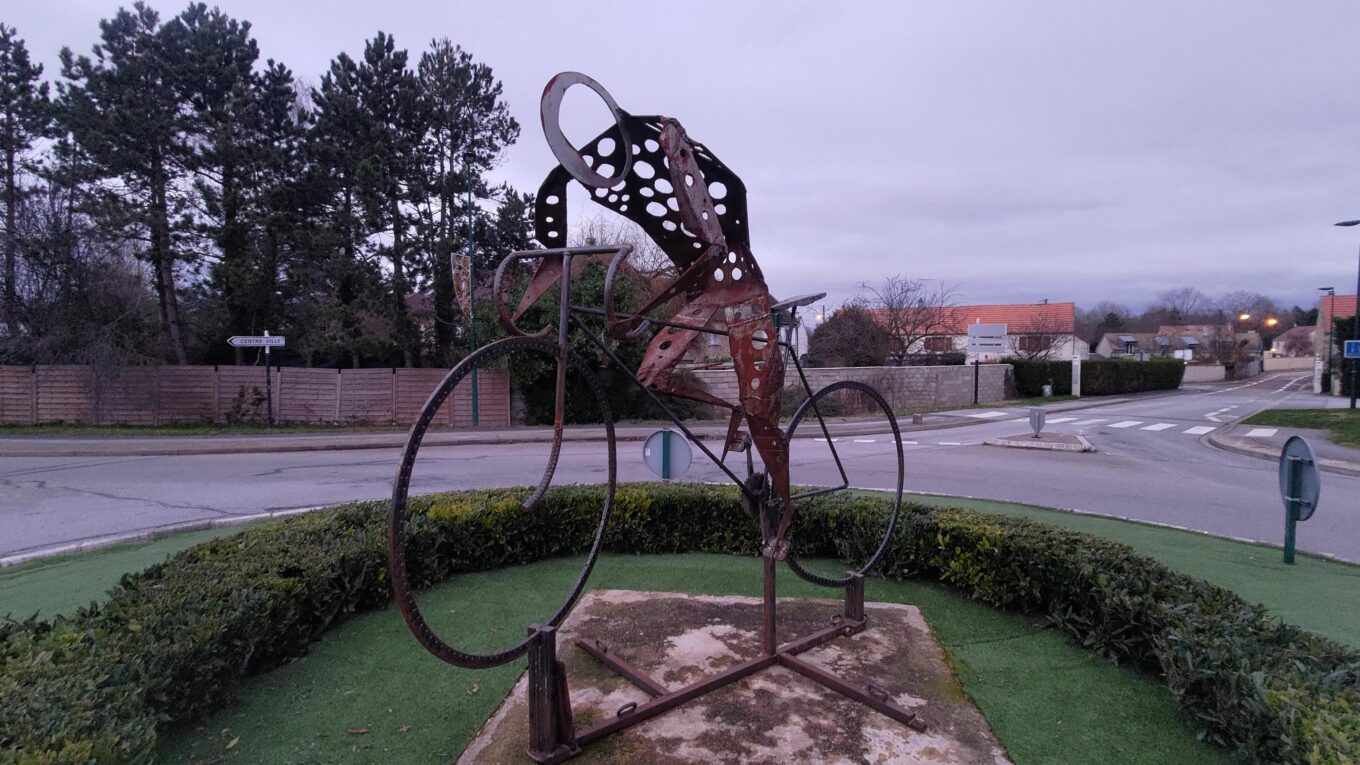 Statue métallique d'un cycliste et son vélo stylisés