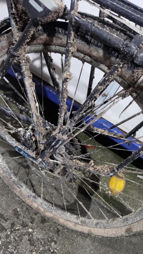Roue arrière de vélo extrêmement couverte de boue