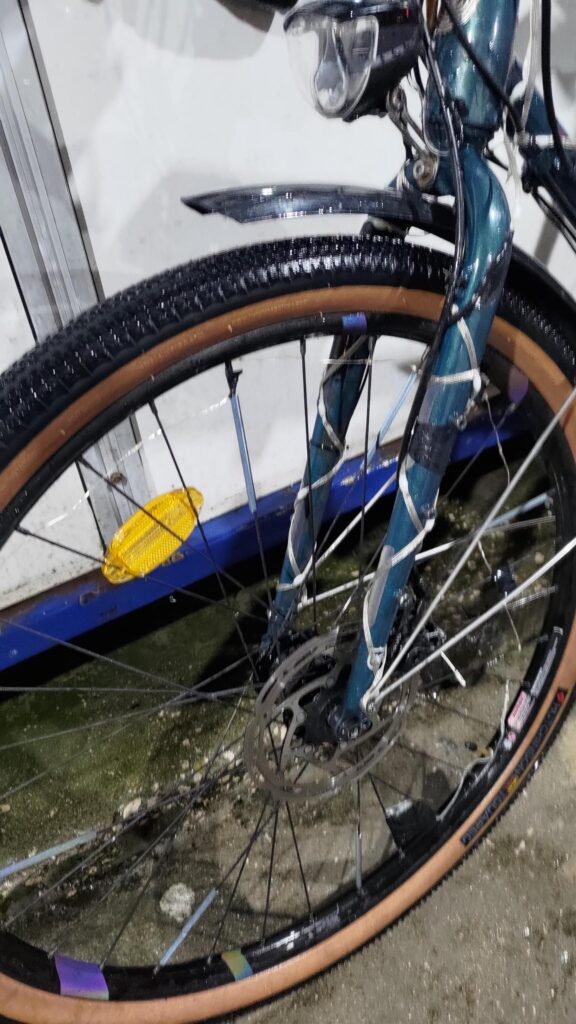 Roue avant de vélo propre et encore mouillée
