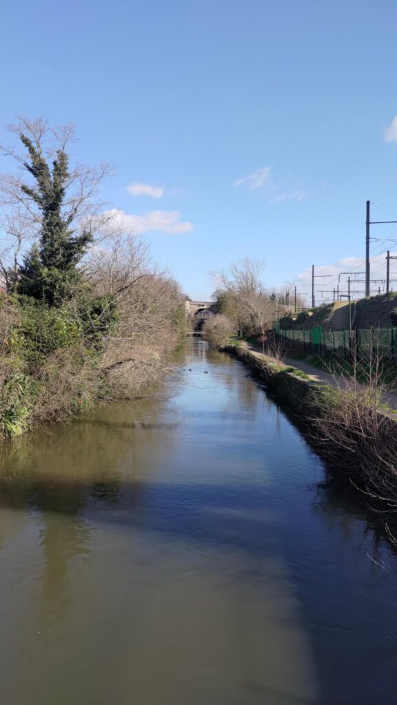Vue en perspective de l'Orge, coincée entre la ville et les voies de chemin de fer, au fond le pont des Belles Fontaines