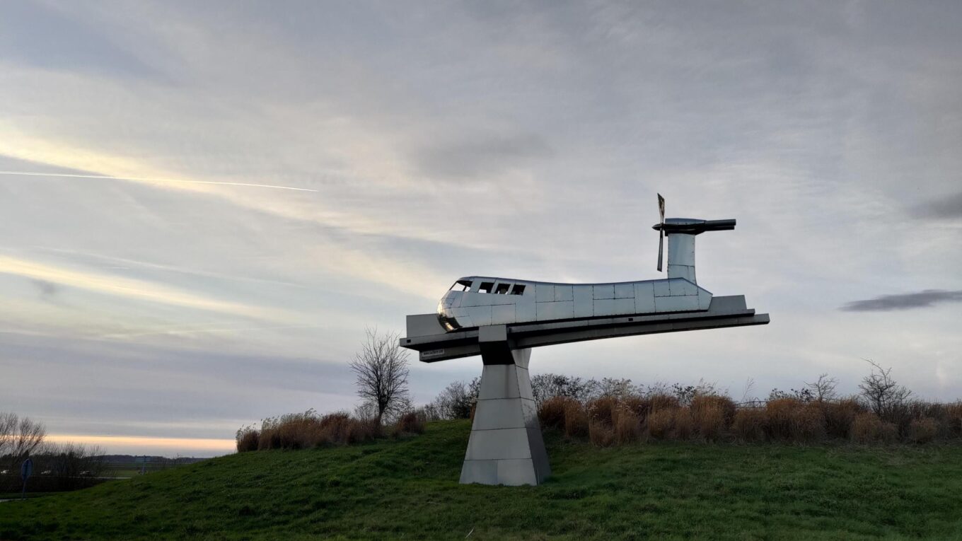 Sculpture de l'aérotrain Bertin près de Gometz-la-Ville