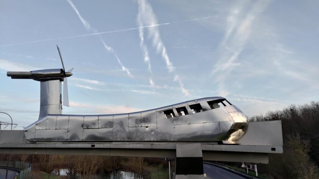 Sculpture de l'aérotrain Bertin près de Gometz-la-Ville