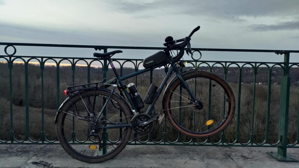 Un vélo posé sur la barrière du Viaduc des Fauvettes