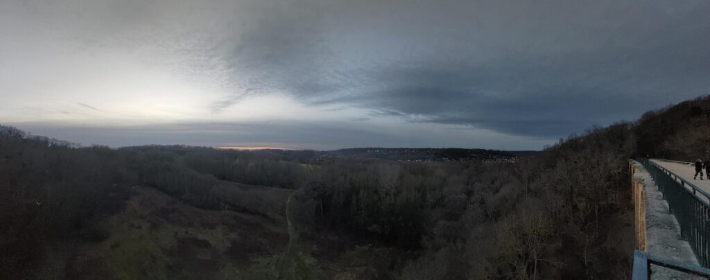 Vue panoramique du haut du Viaduc des Fauvettes avec un soleil couchant