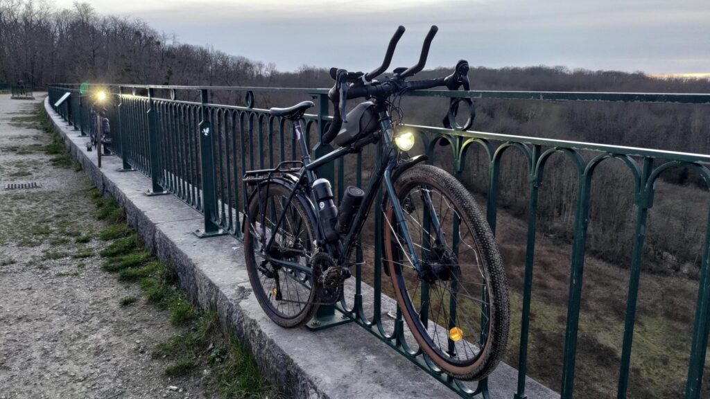 Deux vélos phares allumés sur la barrière du Viaduc des Fauvettes