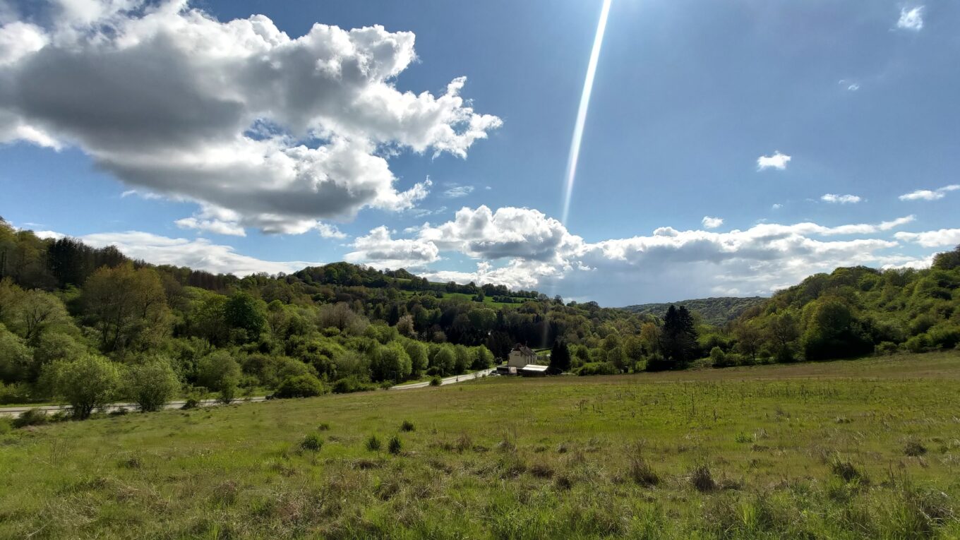 Paysage de campagne vallonnée et ensoleillée