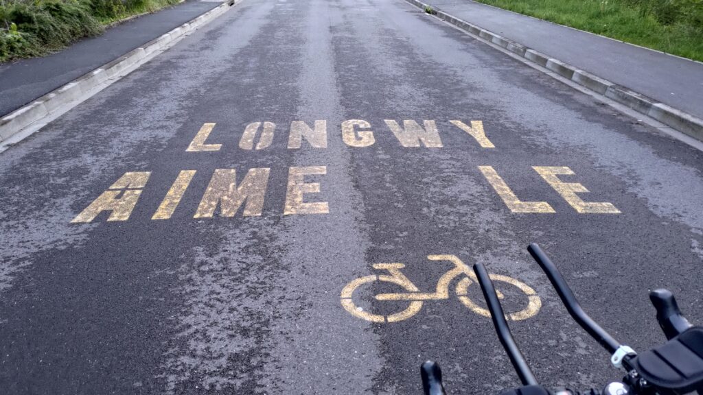 Peinture sur la route Longwy aime le 🚴