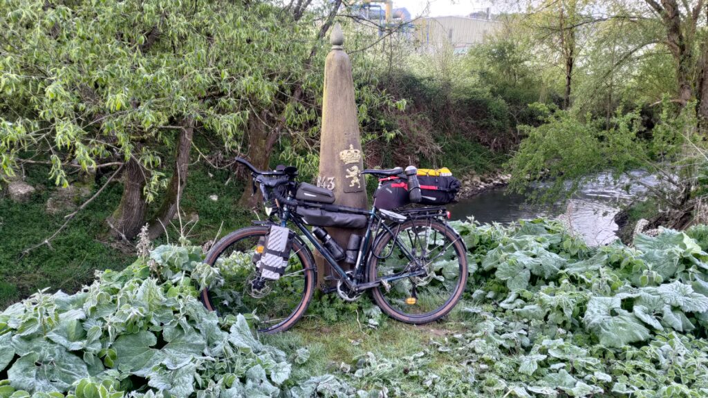 Vélo posé sur la borne frontalière belge du tripoint France Belgique Luxembourg