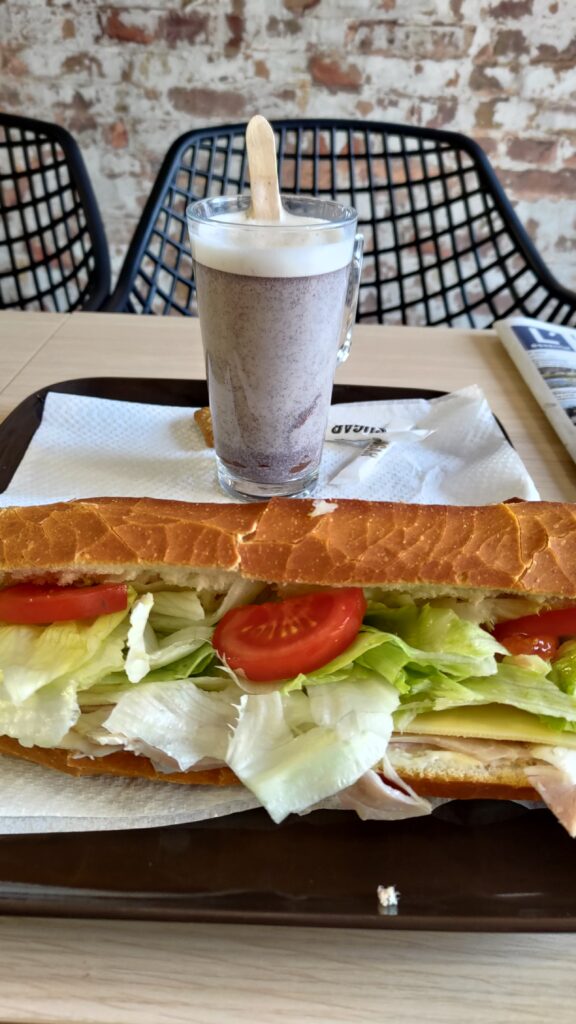 Sandwich crudité et verre de lait chocolaté