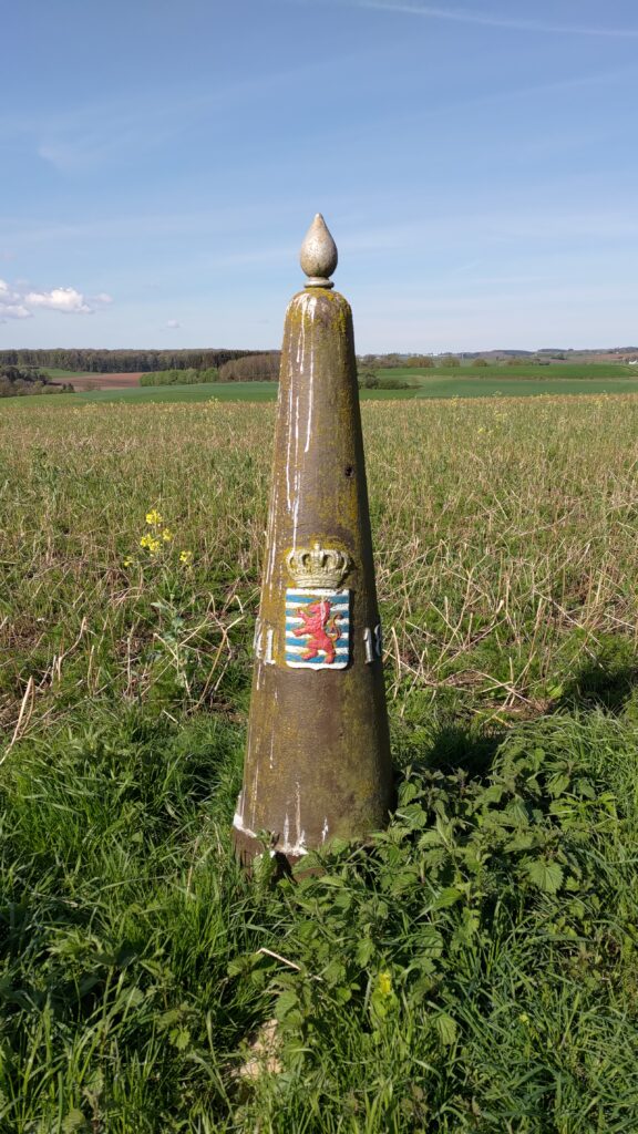 Borne frontalière Belgique Luxembourg en bord de route er d'un chalpsy