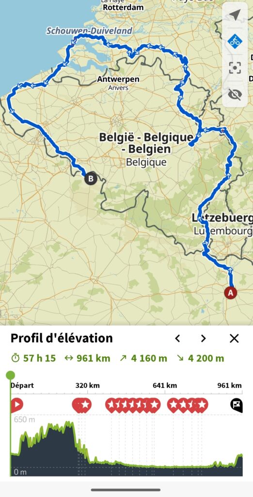 Carte d'un itinéraire en vélo avec le relief concentré essentiellement au début. Départ Metz, Longwy, direction vers le nord vers Aix la Chapelle puis retour à Liège, Maastrich puis Belgique vers le Limburg ensuite Pays-Bas Eindhoven et direction la mer plein est jusqu'à Michelburg via Breda. Ensuite vers le sud Bruges puis encore un peu de côte et direction Tournais puis Maubeuge