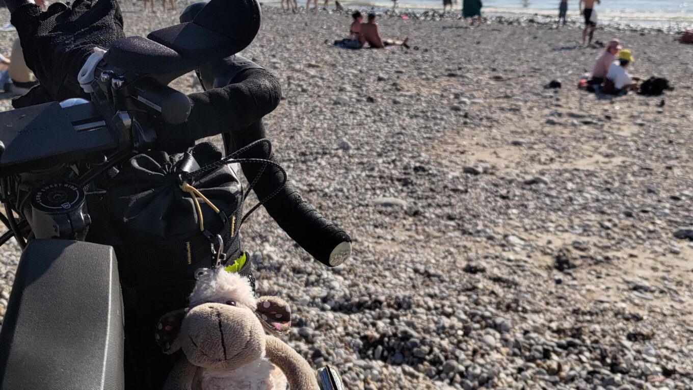 Vélo sur une plage de galets