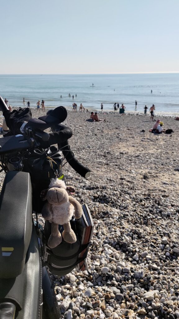 Vélo sur une plage de galets