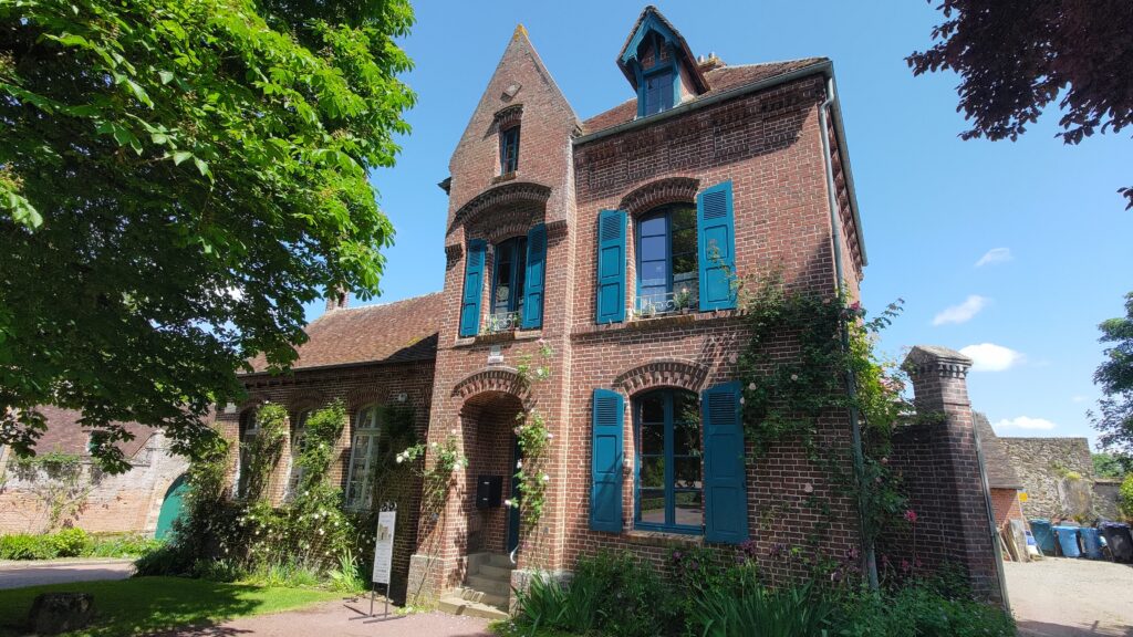 Mairie de Gerberoy, bâtiment d'un étage type maison bourgeoise, en briques rouges et volets bleus
