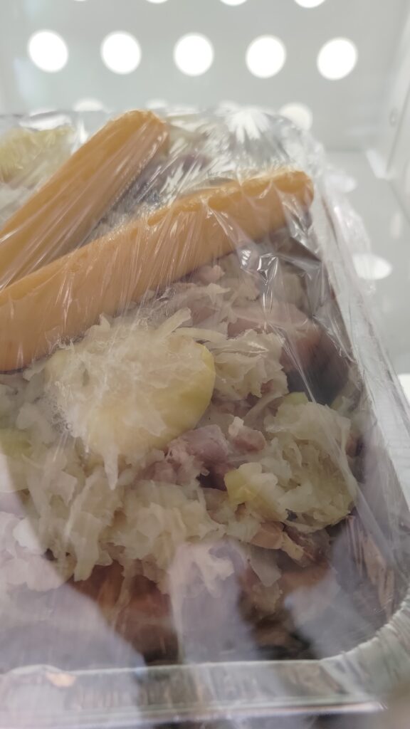 Barquette de choucroute dans un distributeur automatique